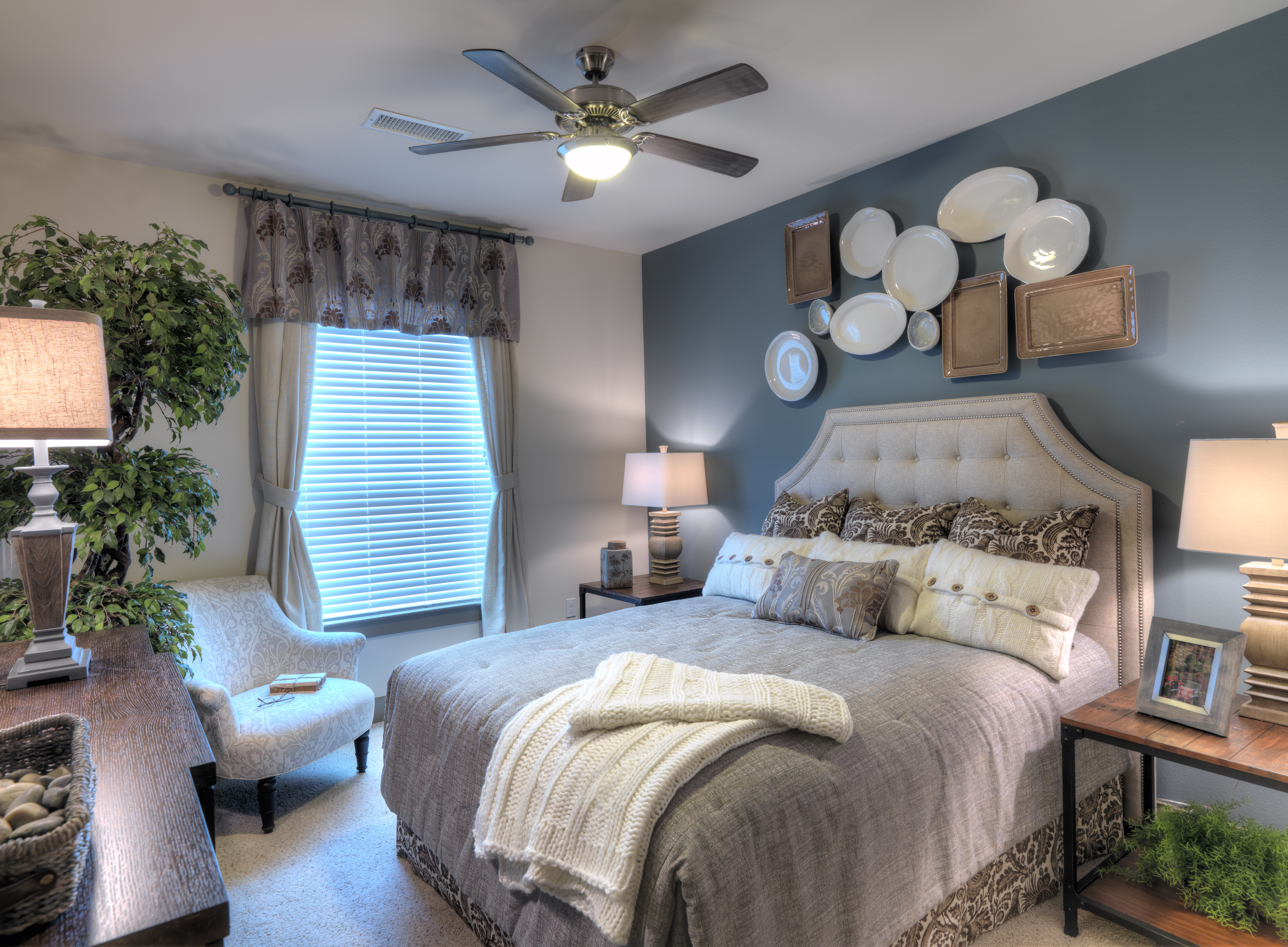 camden_flatirons_interlocken_colorado_apartments_one_bedroom_two_bedroom_accent_wall