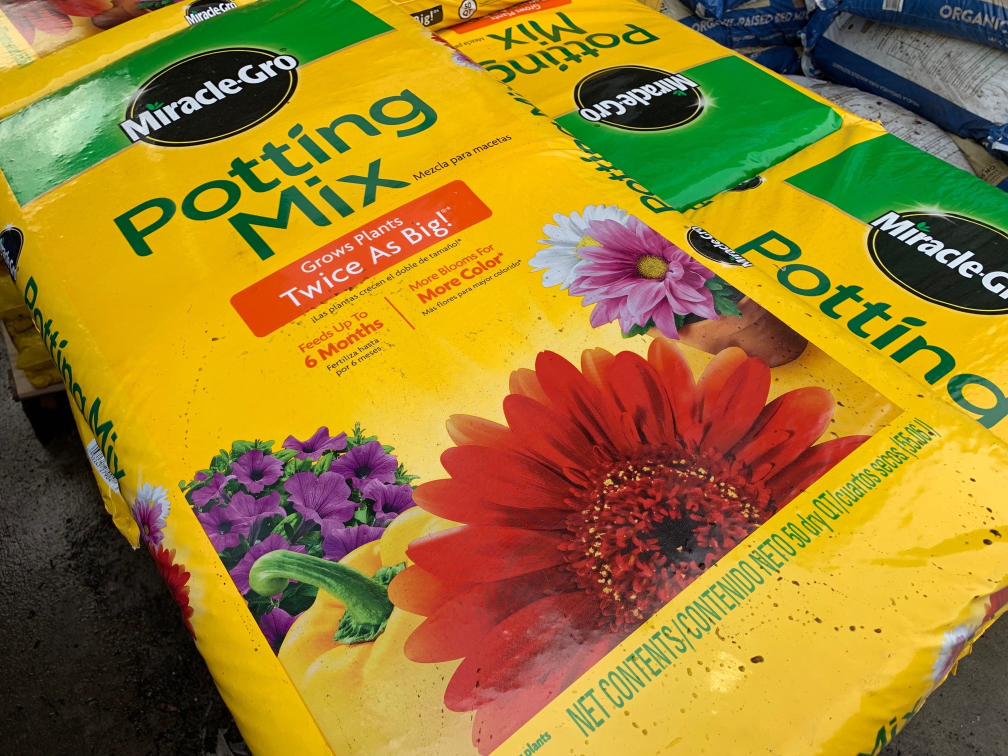 potting-mix-soil-miracle-gro.jpg
