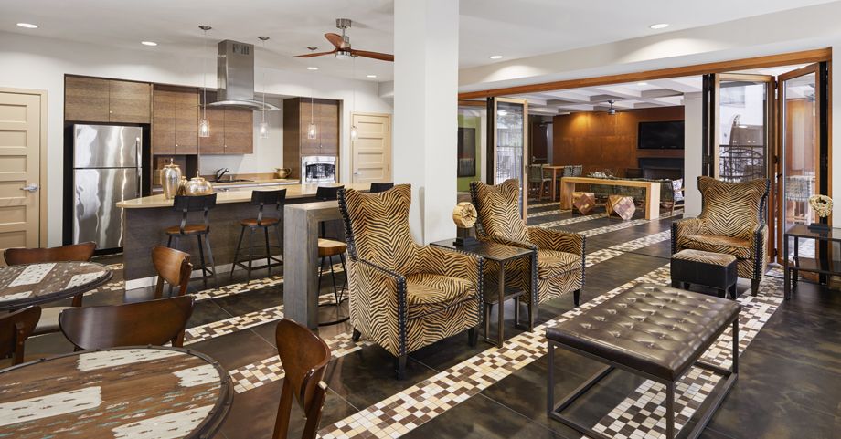 Outdoor lounge with kitchen at Camden Belmont apartments in Dallas, TX
