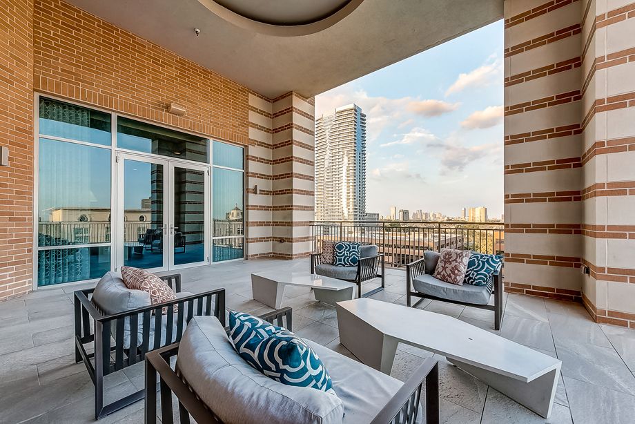 Outdoor Resident Lounge at Camden Highland Village townhomes in Houston, TX