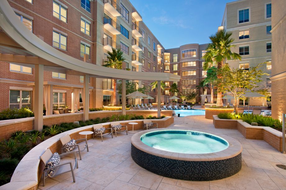Swimming Pool and Jacuzzi at Camden Highland Village townhomes in Houston, TX