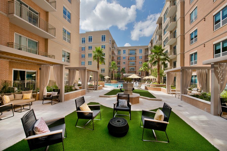 Outdoor Courtyard at Camden Highland Village townhomes in Houston, TX