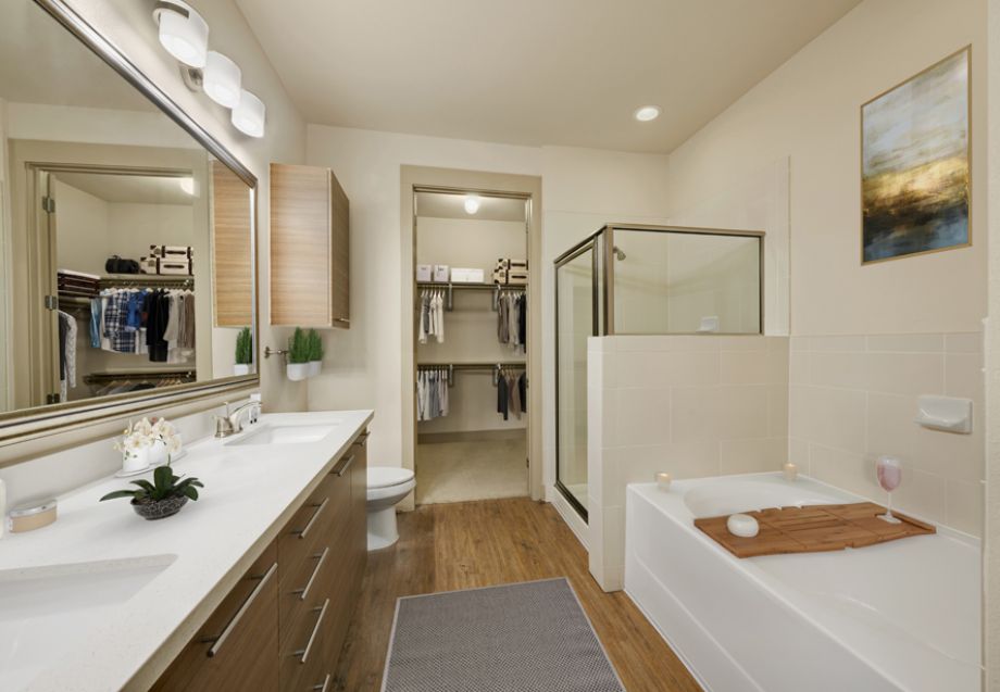 Bathroom with double sinks and tub/shower combo at Camden Lamar Heights in Austin, TX
